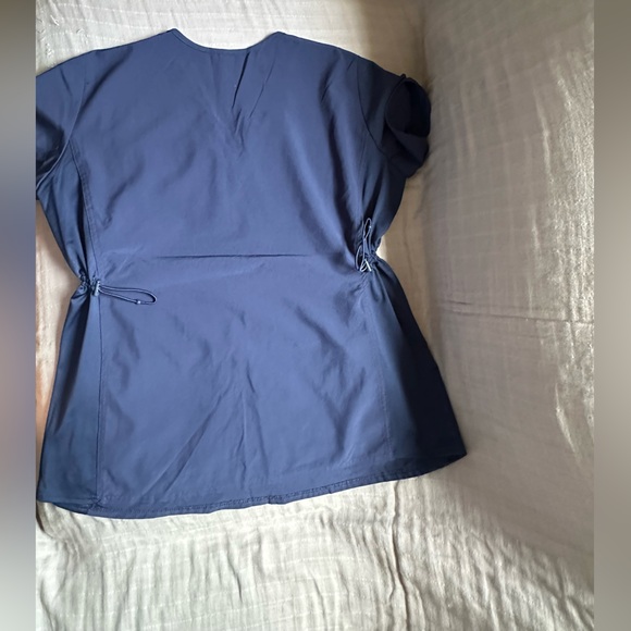 Med Couture Plus One Maternity V-Neck Top - Picture 3 of 4